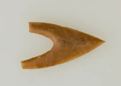 A Badarian flint arrowhead (c. 4000 to 3800 BCE), from Tomb 3083 at Matmar. Its concave base formed two tangs for hafting onto a shaft, maki